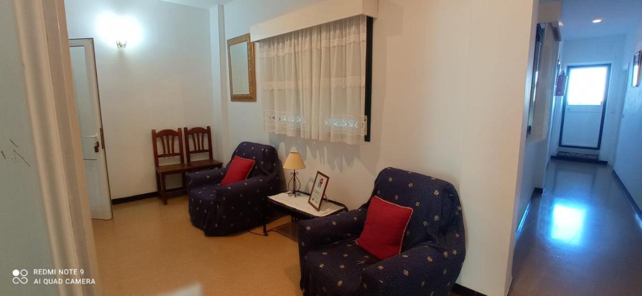 Hostal 2 Estrellas -Restaurante Las Tres Encinas En El Centro Del Pueblo Cabeza la Vaca Buitenkant foto