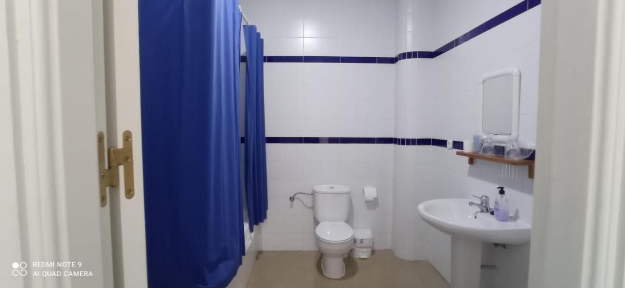 Hostal 2 Estrellas -Restaurante Las Tres Encinas En El Centro Del Pueblo Cabeza la Vaca Buitenkant foto