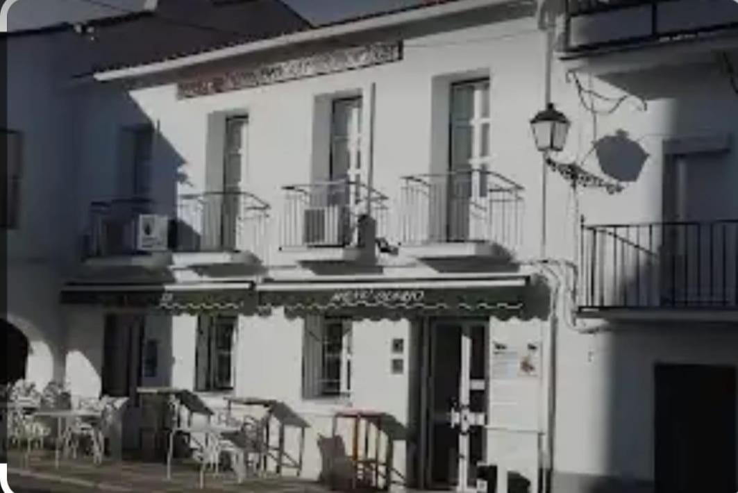 Hostal 2 Estrellas -Restaurante Las Tres Encinas En El Centro Del Pueblo Cabeza la Vaca Buitenkant foto