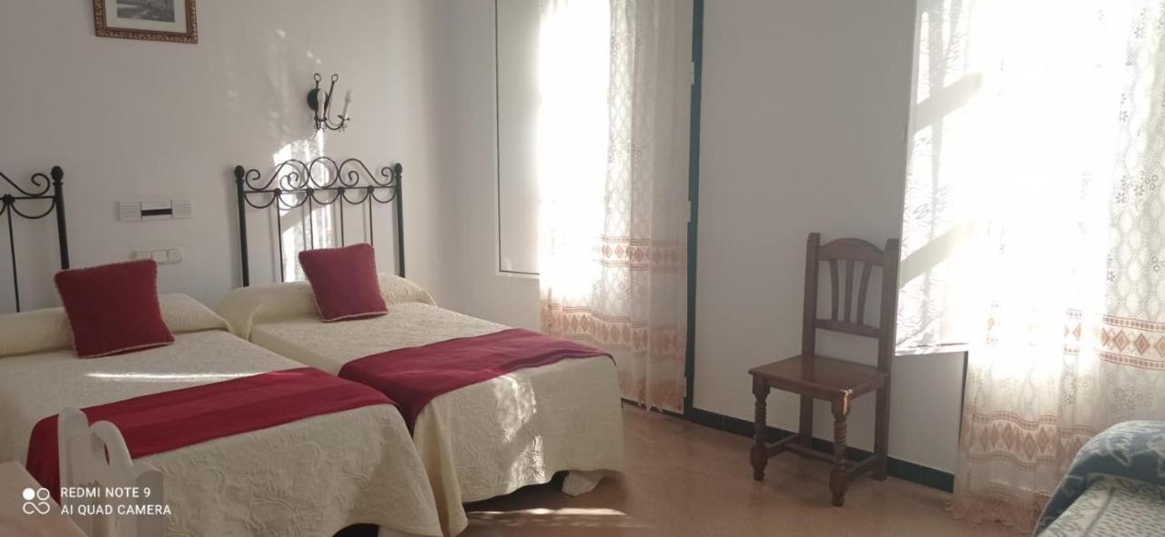 Hostal 2 Estrellas -Restaurante Las Tres Encinas En El Centro Del Pueblo Cabeza la Vaca Buitenkant foto