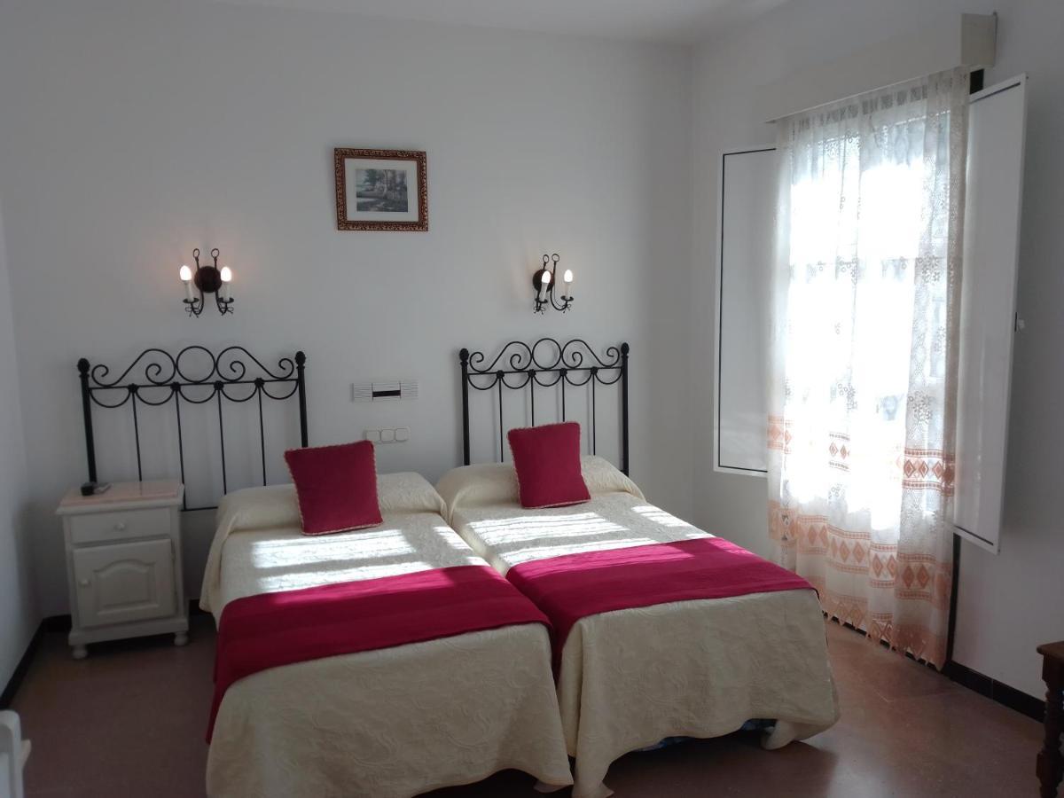 Hostal 2 Estrellas -Restaurante Las Tres Encinas En El Centro Del Pueblo Cabeza la Vaca Buitenkant foto