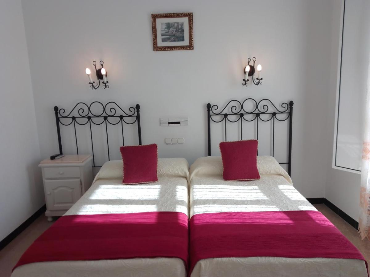 Hostal 2 Estrellas -Restaurante Las Tres Encinas En El Centro Del Pueblo Cabeza la Vaca Buitenkant foto