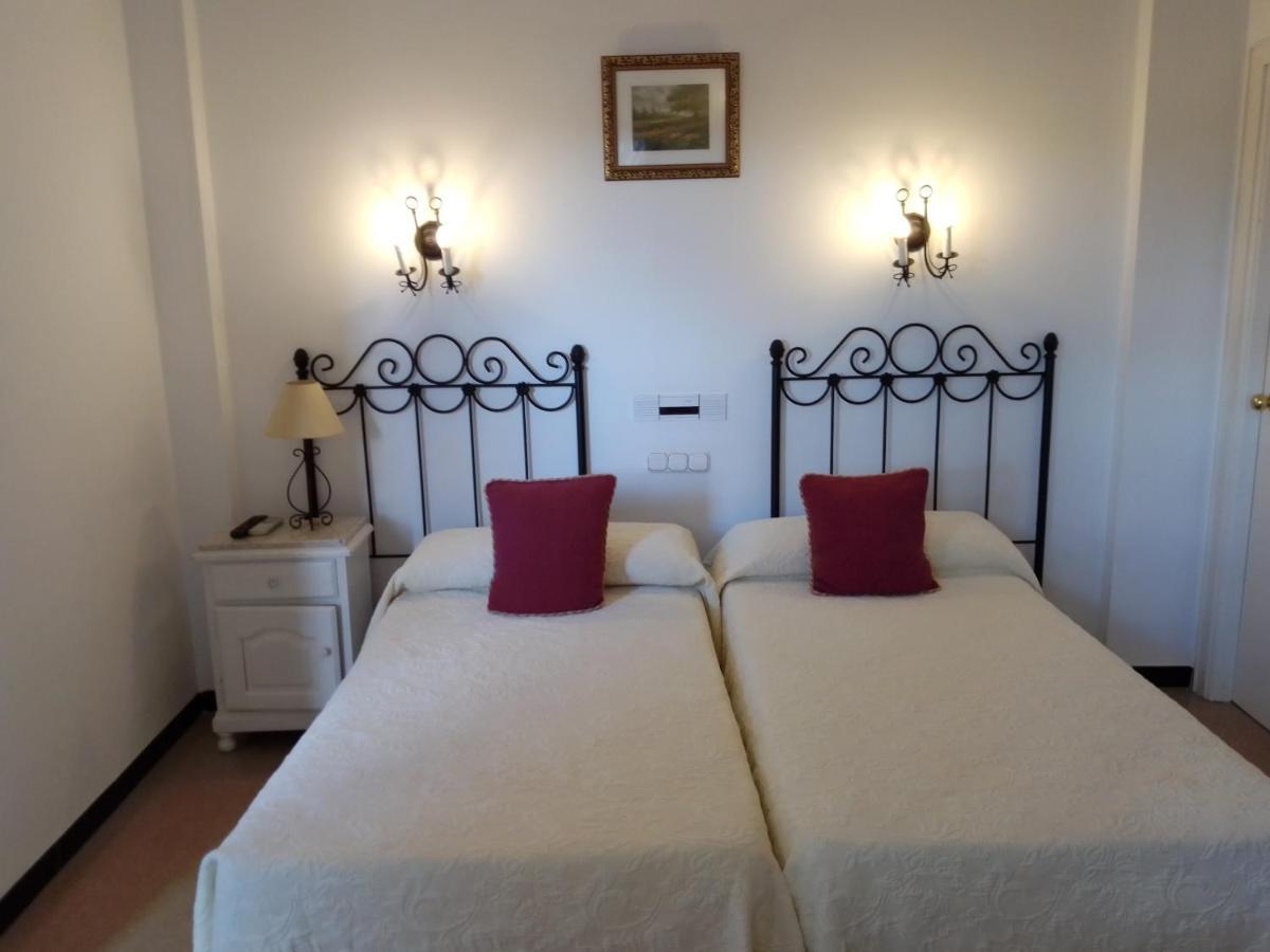 Hostal 2 Estrellas -Restaurante Las Tres Encinas En El Centro Del Pueblo Cabeza la Vaca Buitenkant foto