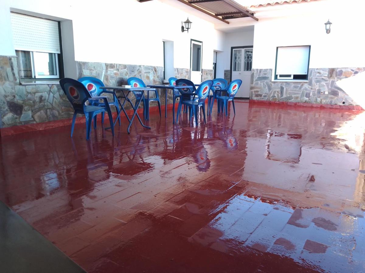 Hostal 2 Estrellas -Restaurante Las Tres Encinas En El Centro Del Pueblo Cabeza la Vaca Buitenkant foto