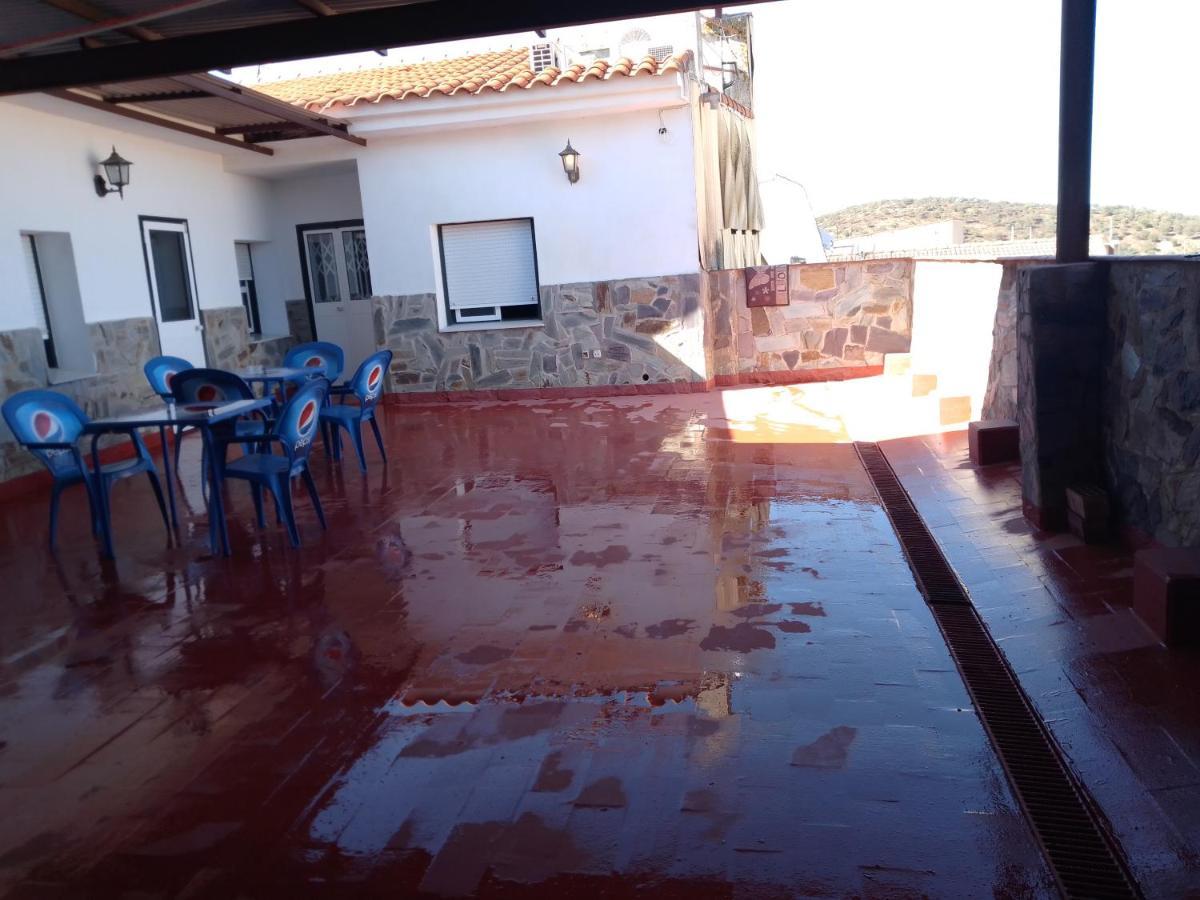 Hostal 2 Estrellas -Restaurante Las Tres Encinas En El Centro Del Pueblo Cabeza la Vaca Buitenkant foto