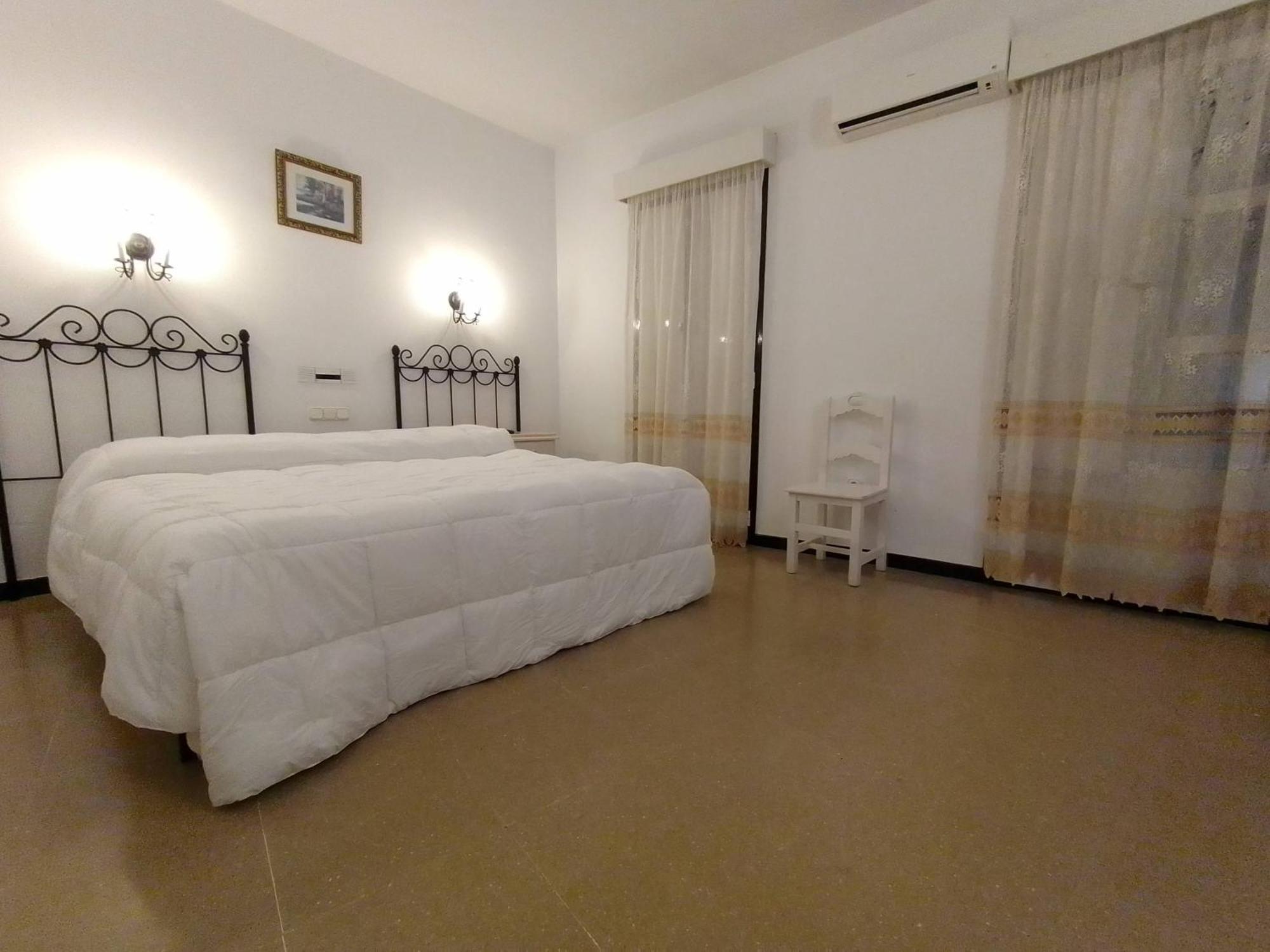 Hostal 2 Estrellas -Restaurante Las Tres Encinas En El Centro Del Pueblo Cabeza la Vaca Buitenkant foto