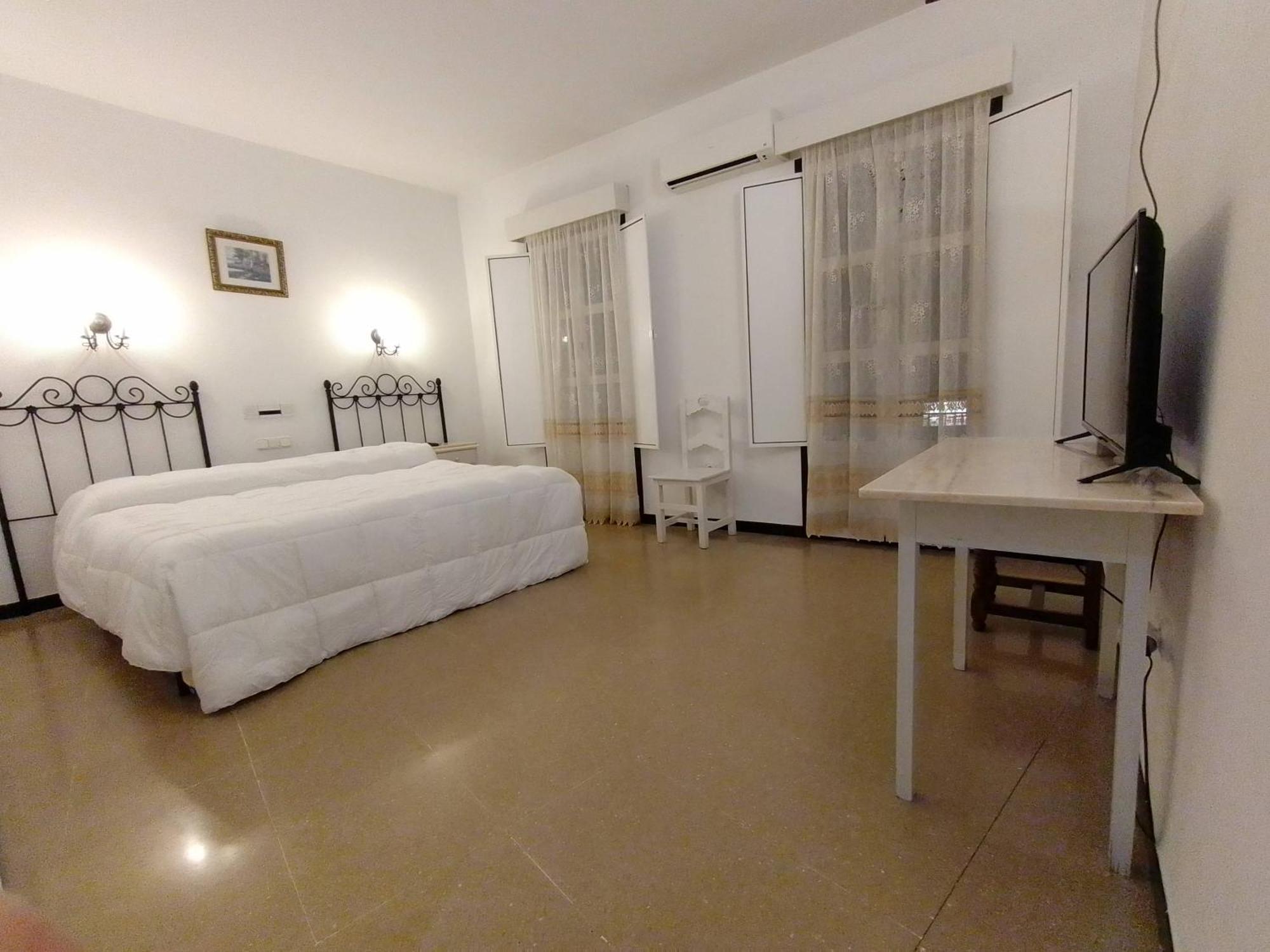 Hostal 2 Estrellas -Restaurante Las Tres Encinas En El Centro Del Pueblo Cabeza la Vaca Buitenkant foto